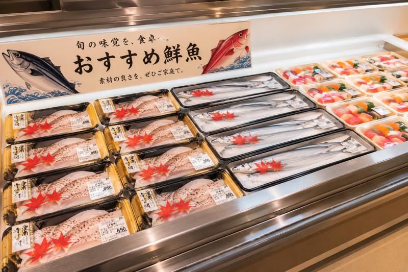 グルメシート 赤もみじで彩る ♪ 秋の鮮魚コーナー！！
